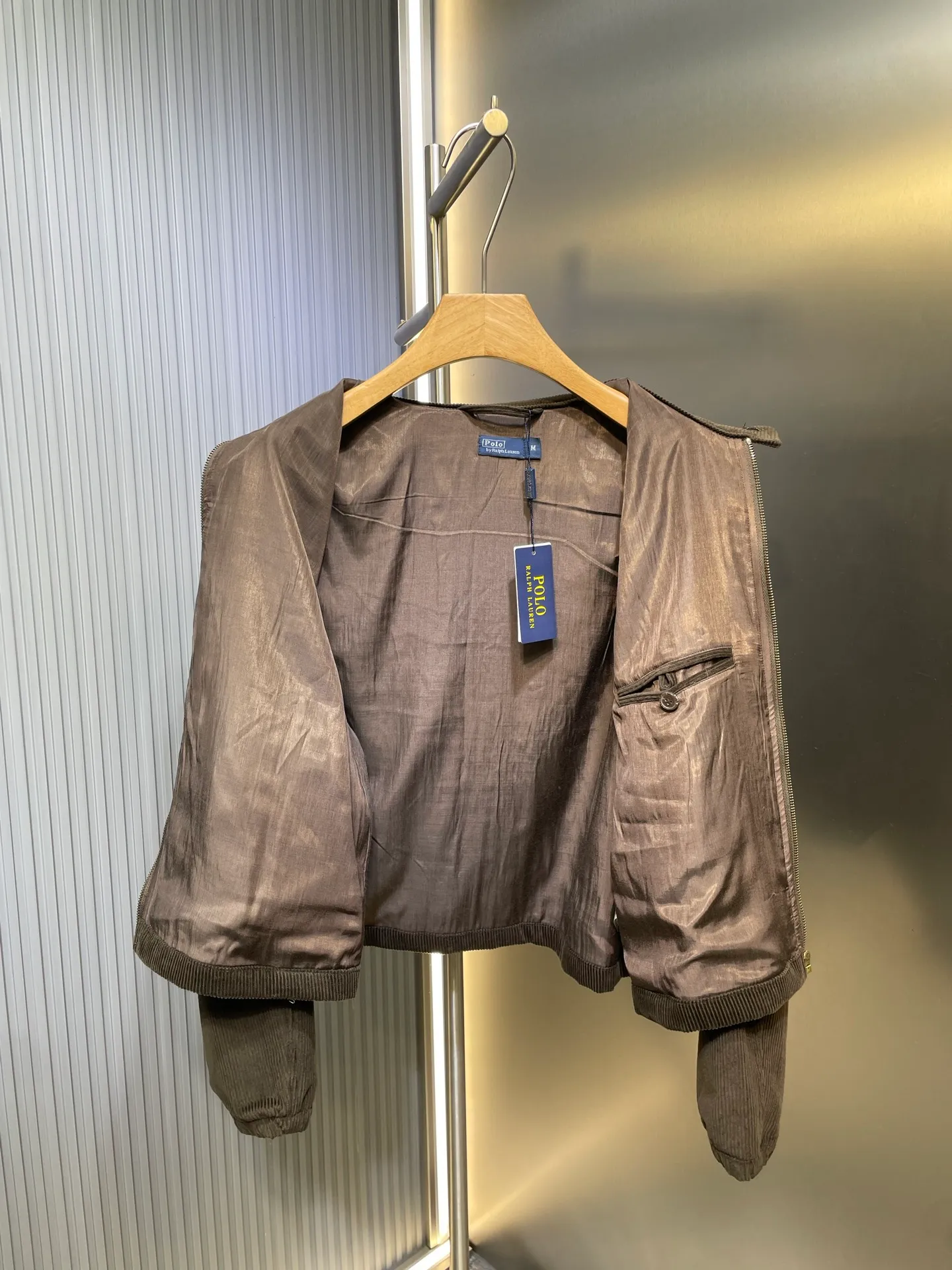 P490 Ralph La*ren 25Fw new autumn and winter retro corduroy jacket | Exclusive high-end version! Made of thick and skin-friendly corduroy fabric, it is warm and stylish in autumn and winter. The neat short version is friendly to all body shapes. It is made of retro brown and olive green fabrics with a texture that has accumulated over time. The stand-up collar design, metal zipper and iconic pony logo embroidery, and the tough tone of American retro workwear, allow this jacket to wander freely on the border between retro and classic. Every detail tells the fashion heritage of American retro.  Spot sale SML